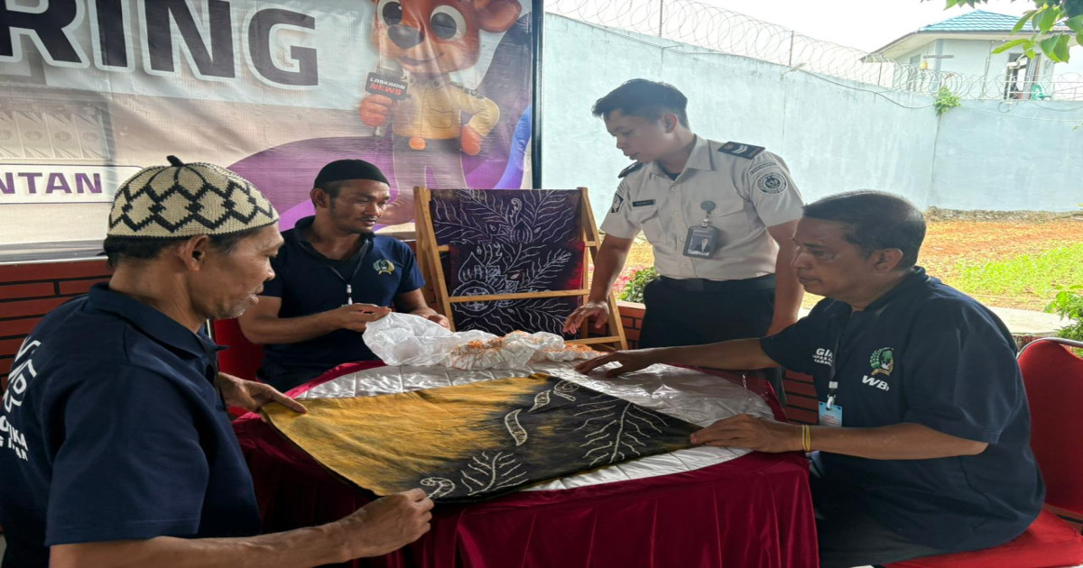Produktif di Balik Pembinaan, Warga Binaan Lapas Karang Intan Hasilkan Kain Sasirangan Bernilai Ekonomi