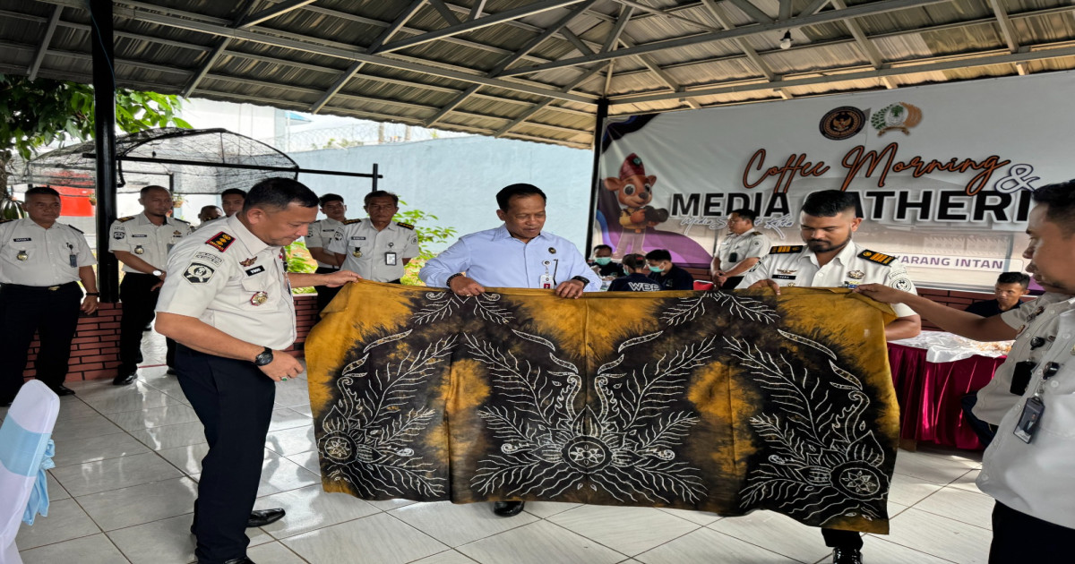 Asdep Pemasyarakatan Apresiasi Kain Sasirangan “Kaynakarin” Karya Warga Binaan Lapas Karang Intan