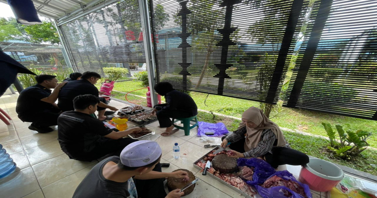 Hangatnya Kebersamaan Idul Adha, Petugas Lapas Narkotika Karang Intan Kompak Mengolah Daging Kurban