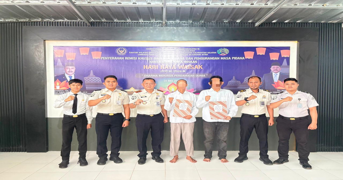 Hari Raya Waisak, Dua Warga Binaan Lapas Narkotika Karang Intan Terima Remisi Khusus