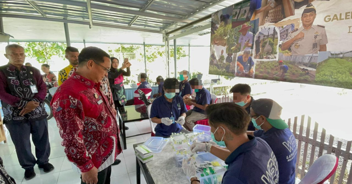Karya Warga Binaan di Galeri Pemasyarakatan Lapas Narkotika Karang Intan Tuai Apresiasi Kakanwil Ditjenpas Kalsel